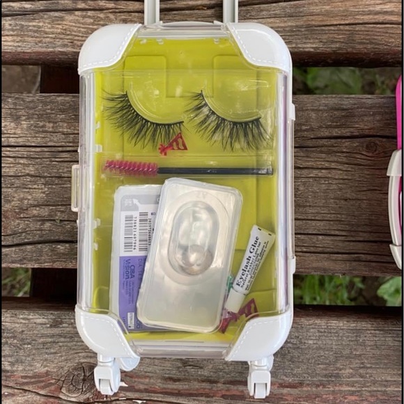 New!! Make up case w/accessories - Picture 15 of 16